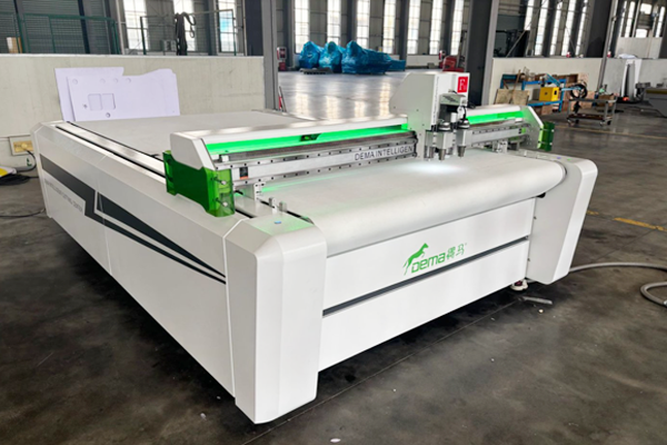 得馬F11高速巡邊異形裁切機(jī)