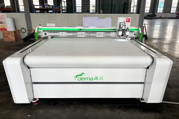 得馬F11高速裁切機(jī)