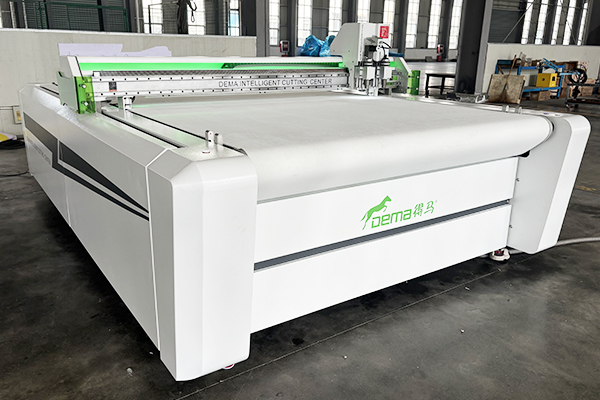 得馬F11-1625高速裁切機側面